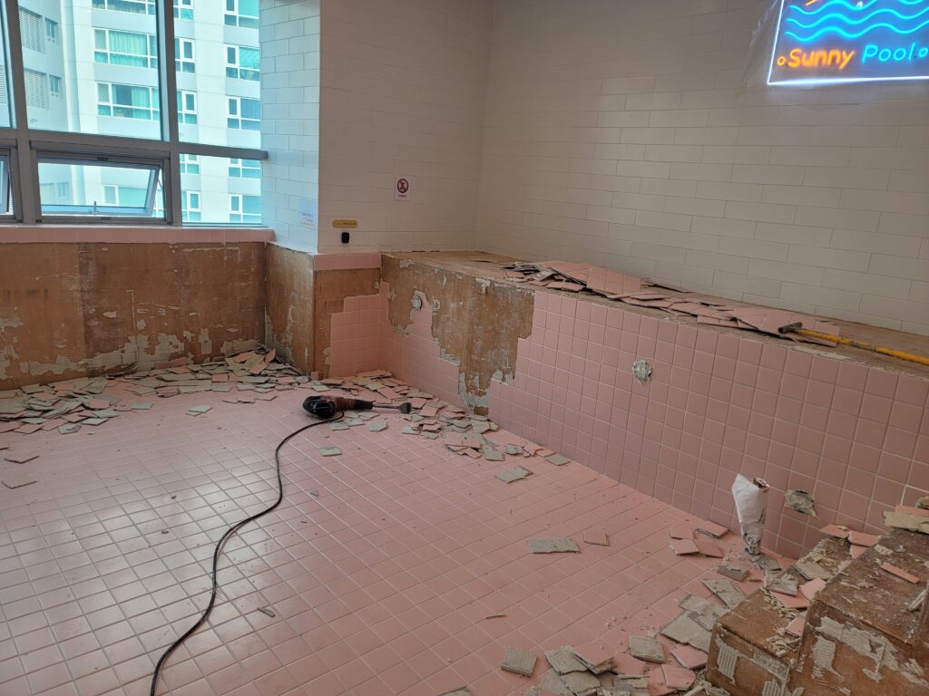 인천 청라 철거업체 키즈카페 키즈풀 철거 시공사례 | 안전하게 진행한 공간철거 10 인천 청라 키즈풀 타일 철거 현장