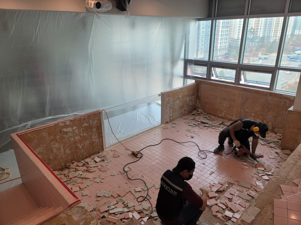 인천 청라 철거업체 키즈카페 키즈풀 철거 시공사례 | 안전하게 진행한 공간철거 11 인천 청라 철거업체 바닥 정리 작업