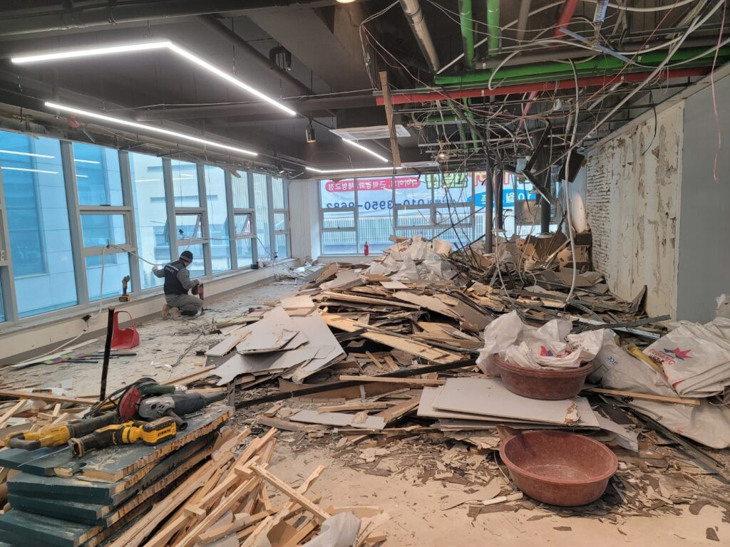 수원 휘트니스센터 철거 및 원상복구 시공사례 11 헬스장 철거 작업 과정