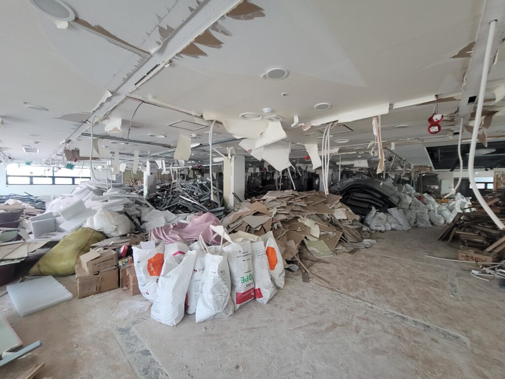 학원 상가 천장 철거 작업