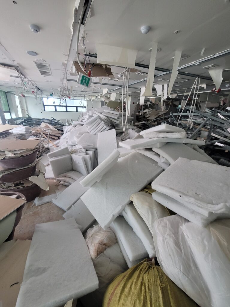 대형 상가 철거 폐기물 적재 상태