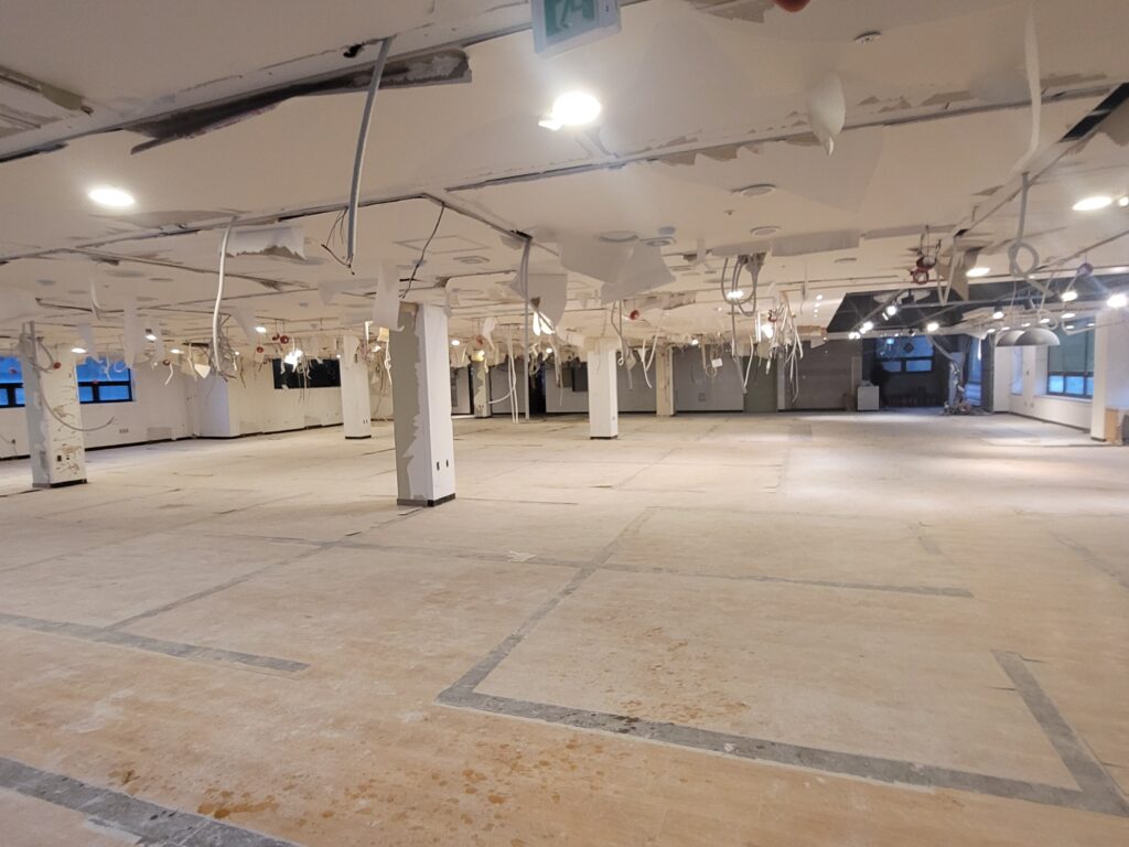 학원 상가 천장 철거 작업