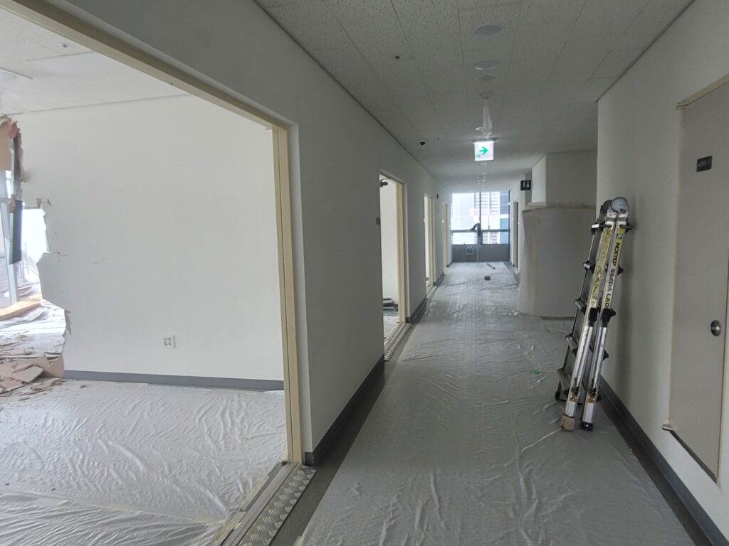 성수동 상가 철거 천장 설비 구조 모습