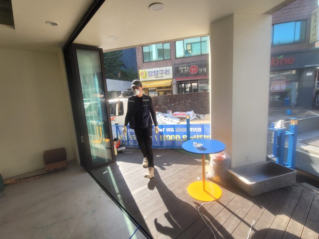 홍대 카페 철거 작업 시작 출입구 및 내부 모습