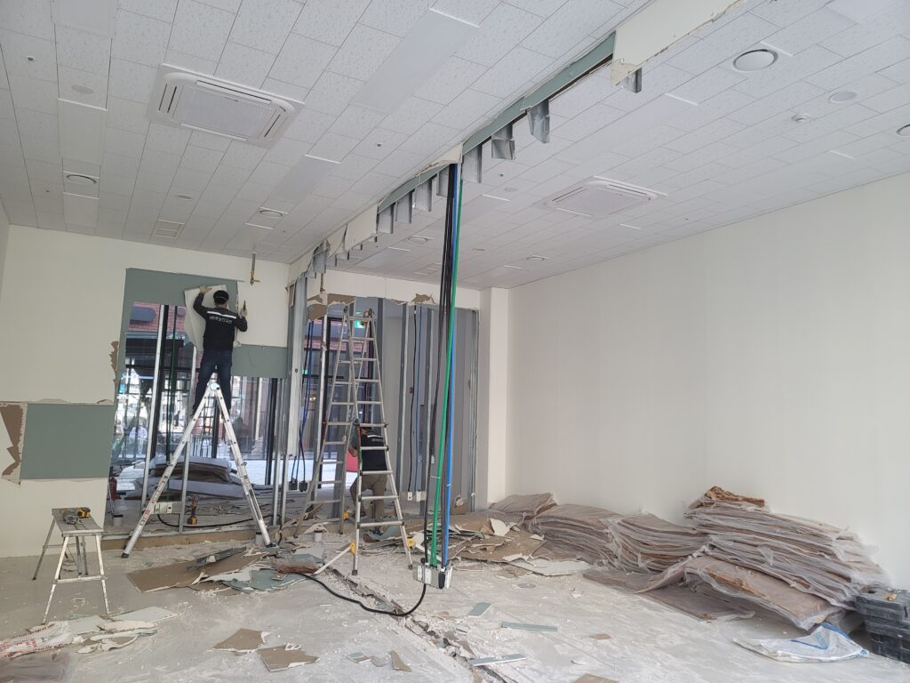 가벽 및 구조물 철거 현장 대표 이미지