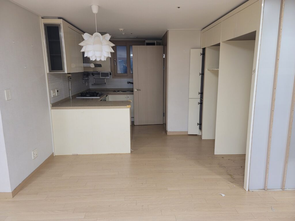 잠실 아파트 철거 비용 및 진행 과정 완벽 정리 1 아파트 내부 철거 현장 대표 이미지