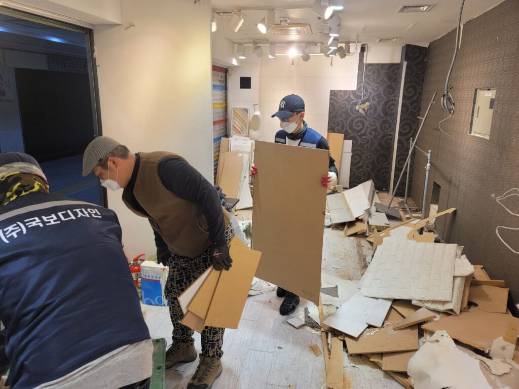 영등포 지하상가 철거 작업 인테리어 마감 제거 및 정리 과정