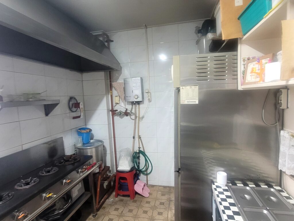 수원 상가철거 본죽 매장 외부 데크 철거 전 모습