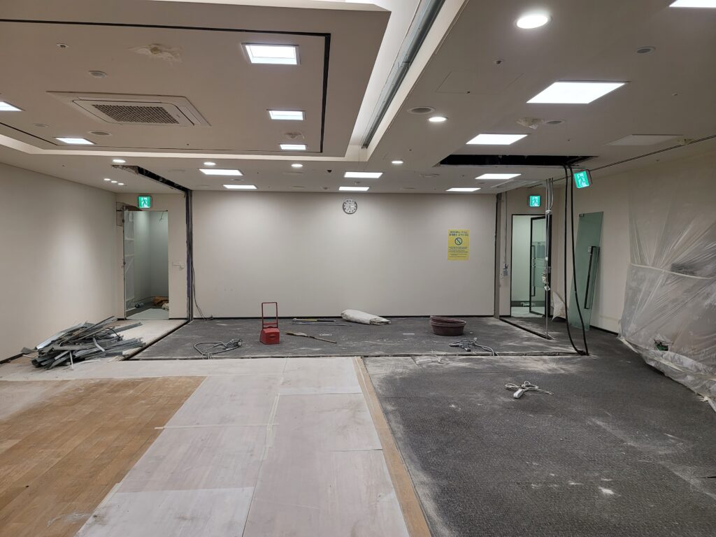환경개선공사 철거 완료 후 정리된 사무공간 모습