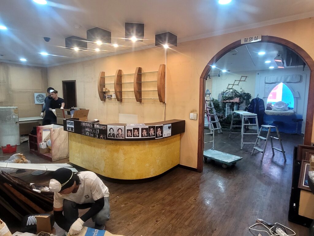 용인 사진관 내부 철거 진행 모습