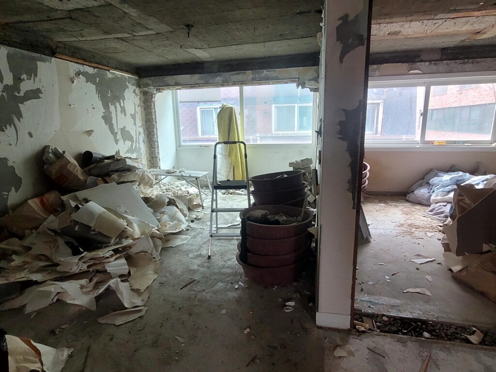 빌라 올 철거 중 벽체와 바닥 철거 과정