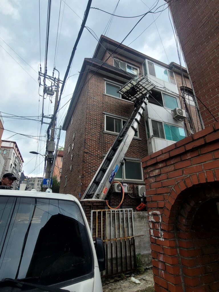 빌라 리모델링 현장 사다리차 폐기물 반출 작업