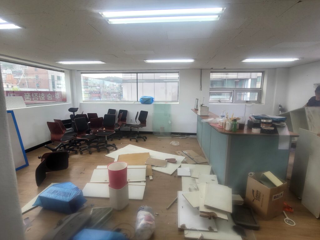 영등포 사무실 철거 및 원상복구 | 가구 반출부터 도장 마감까지